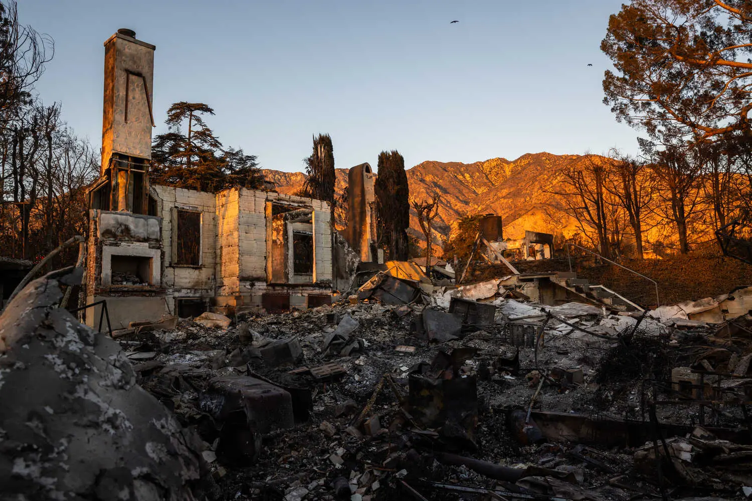 Пожежі в Лос-Анджелесі: боротьба триває, але вітер спадає